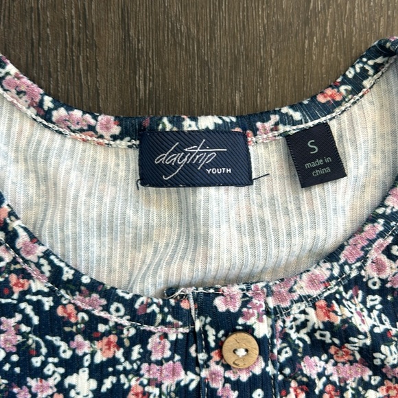 Cute Daytrip girls shirt - Picture 2 of 2